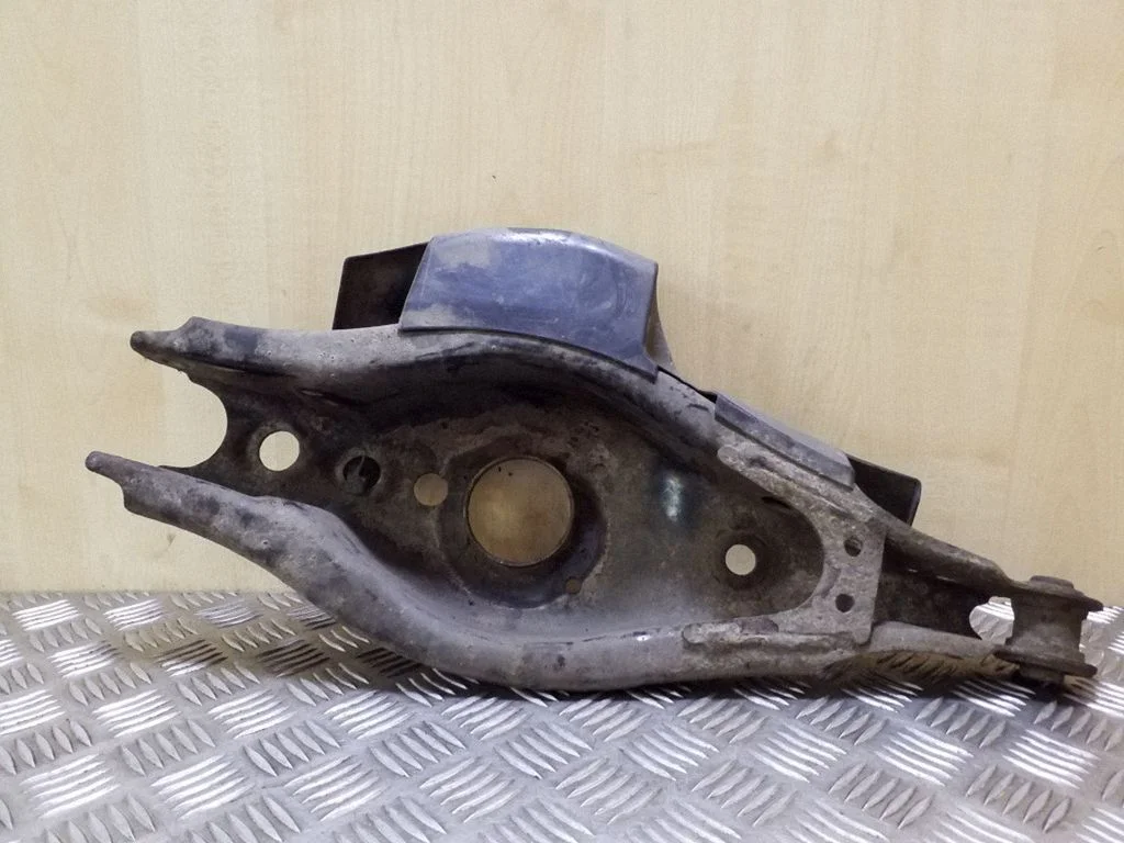 Rear upper control arm/wishbone – left