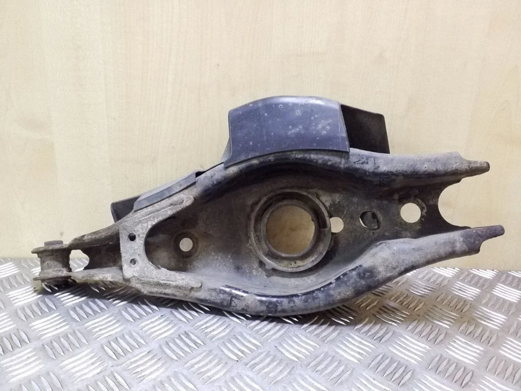 Rear upper control arm/wishbone – right