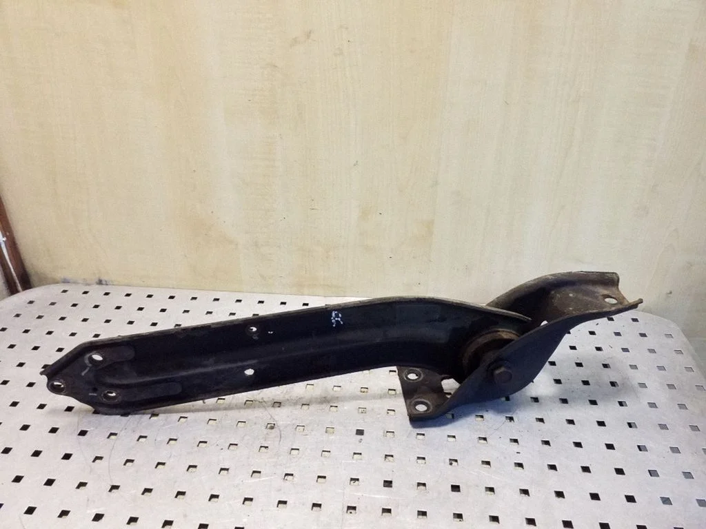 Rear upper control arm/wishbone – right