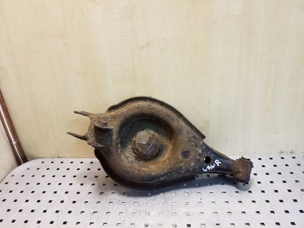 Rear upper control arm/wishbone – right