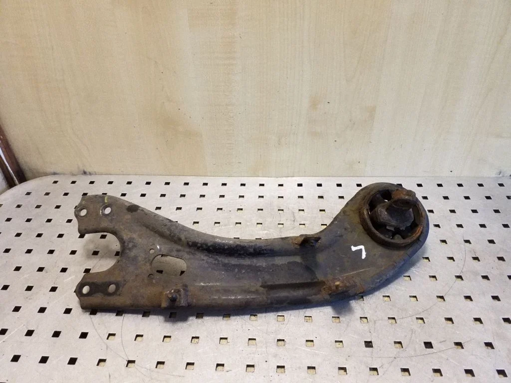 Rear upper control arm/wishbone – left