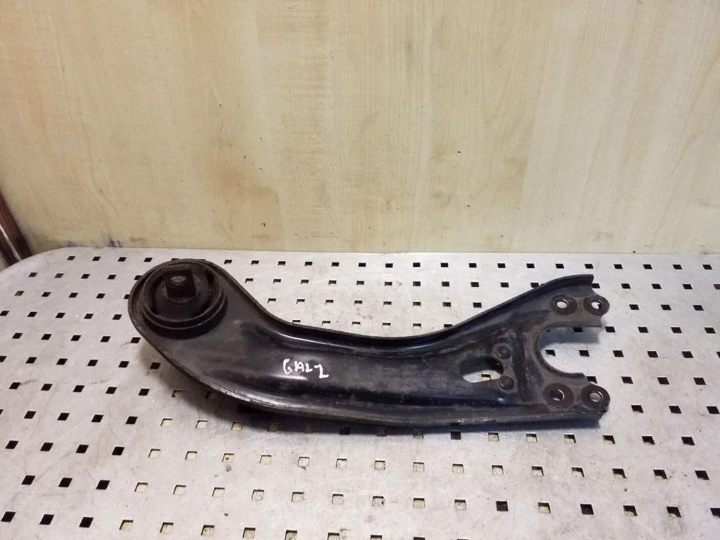 Rear upper control arm/wishbone – left