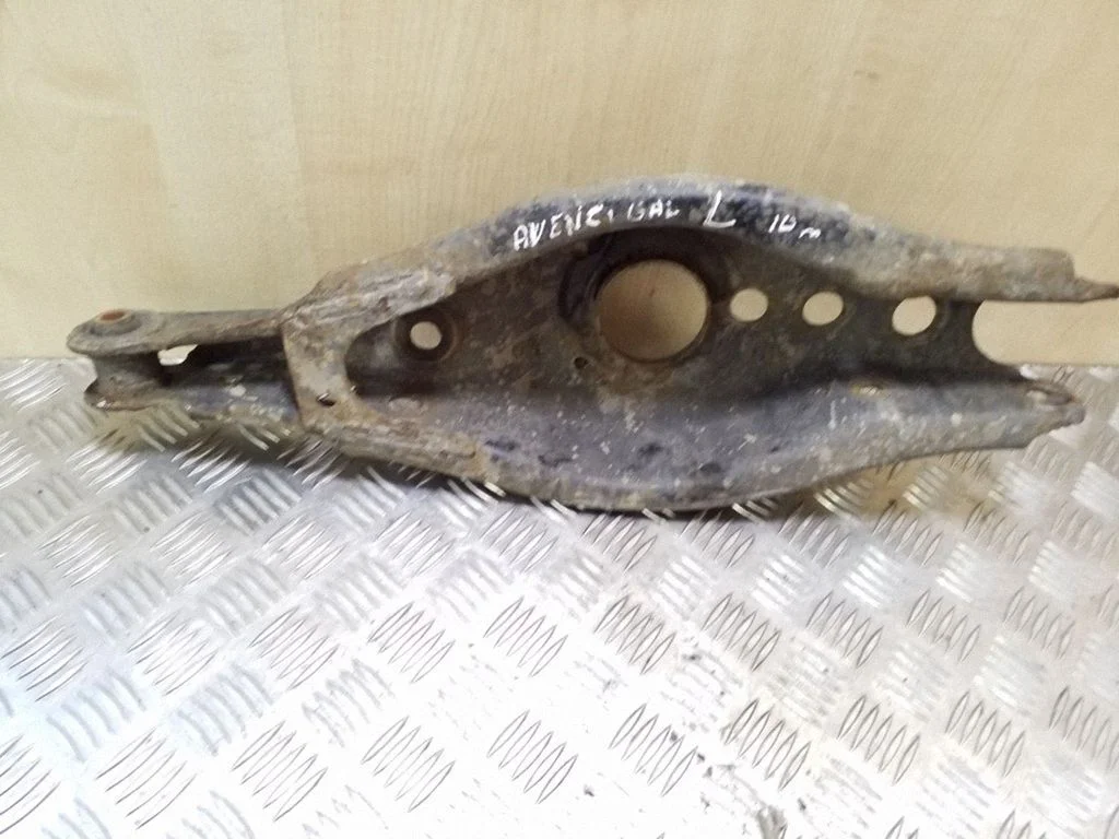 Rear upper control arm/wishbone – left