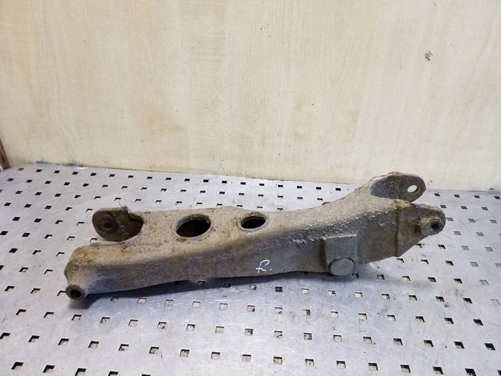 Rear upper control arm/wishbone – right