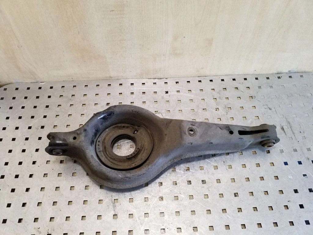 Rear upper control arm/wishbone – right