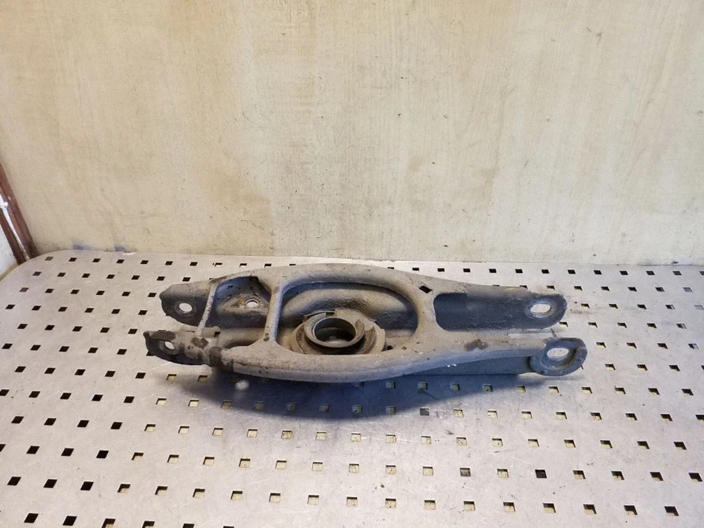 Rear upper control arm/wishbone – right
