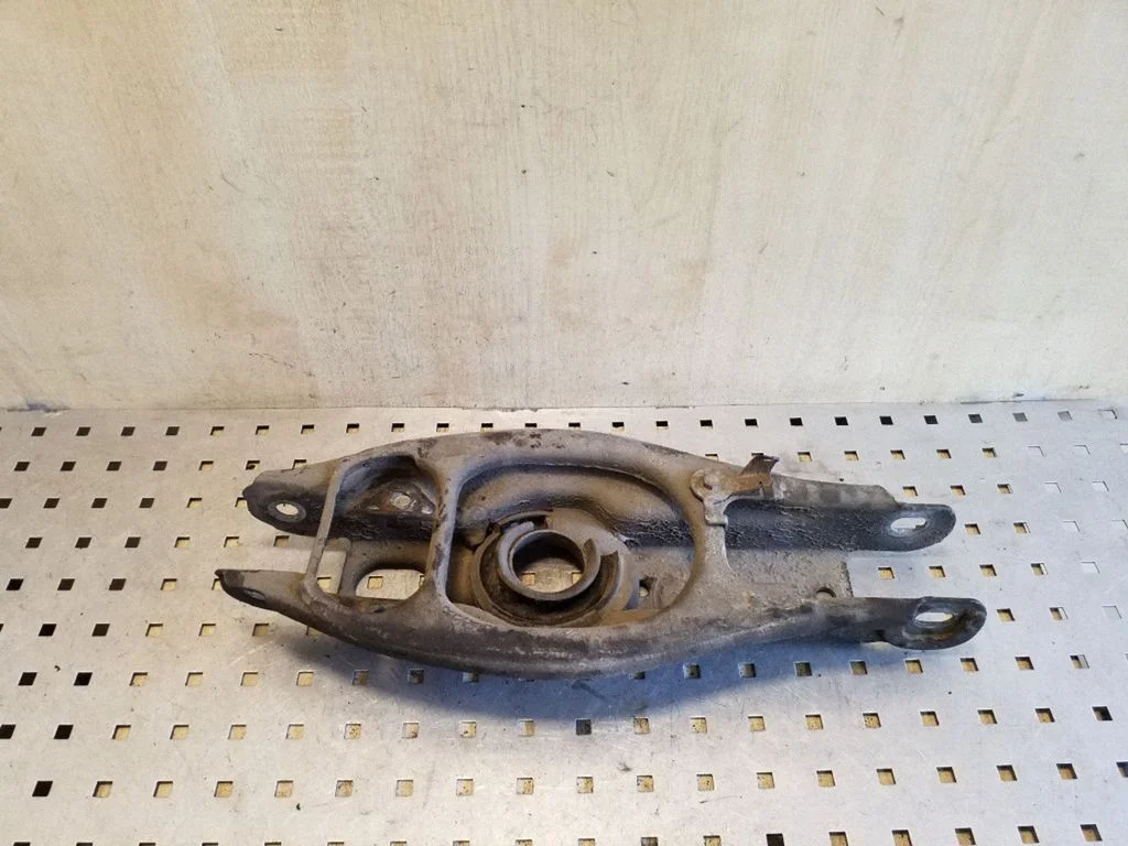 Rear upper control arm/wishbone – left