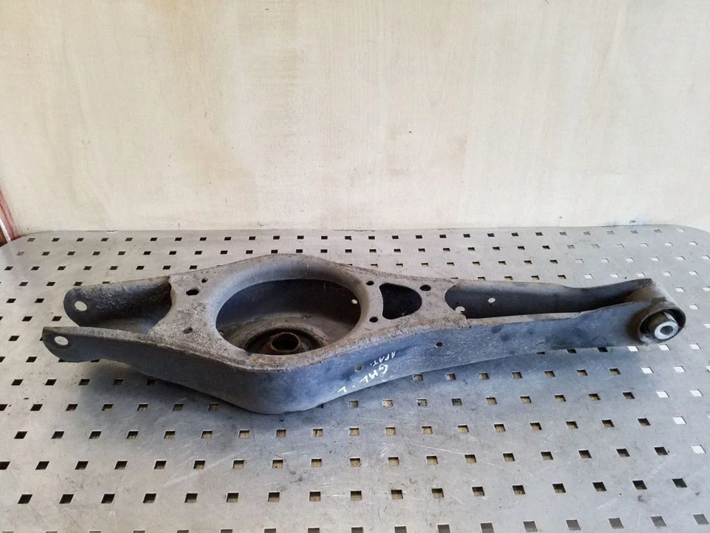 Rear upper control arm/wishbone – left