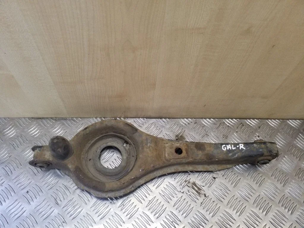 Rear upper control arm/wishbone – right