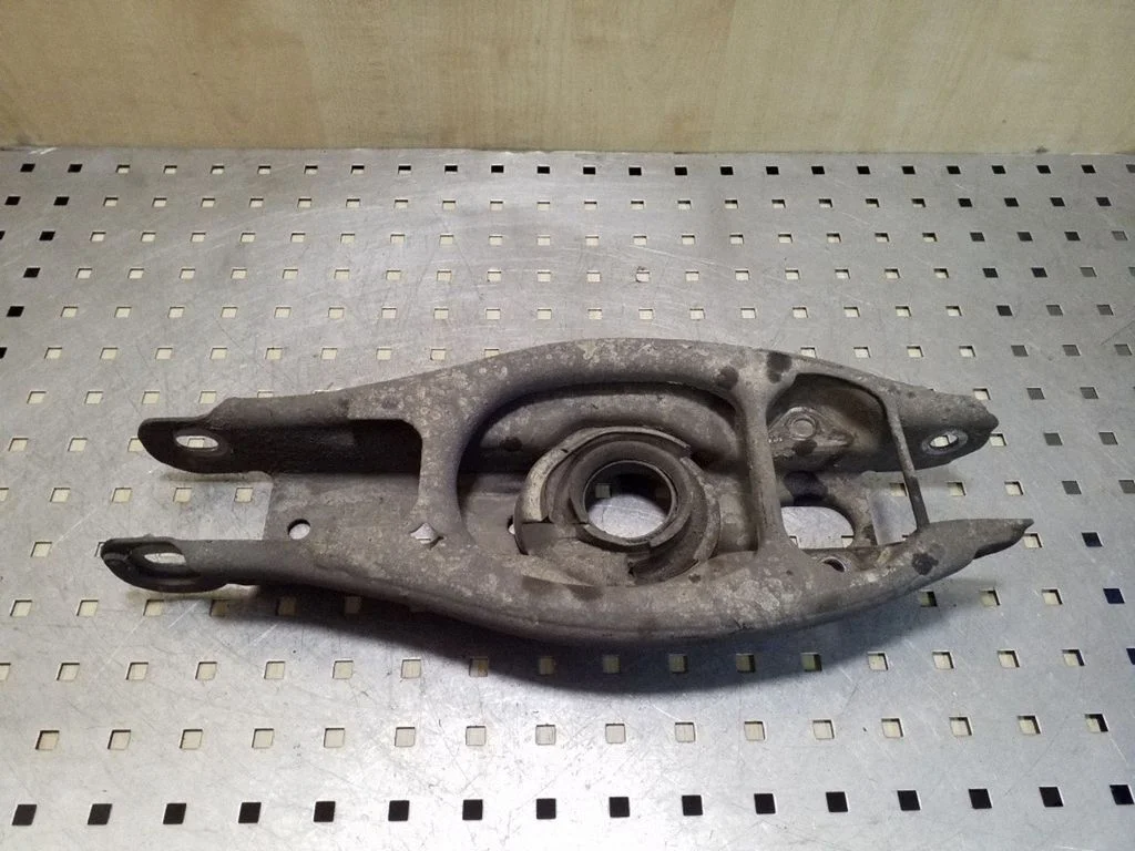 Rear upper control arm/wishbone – left