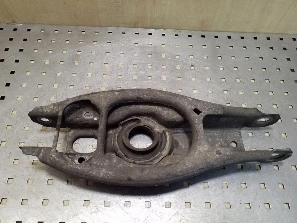 Rear upper control arm/wishbone – right
