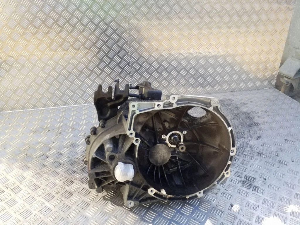 Manual 5 speed gearbox 6M5R7002YC