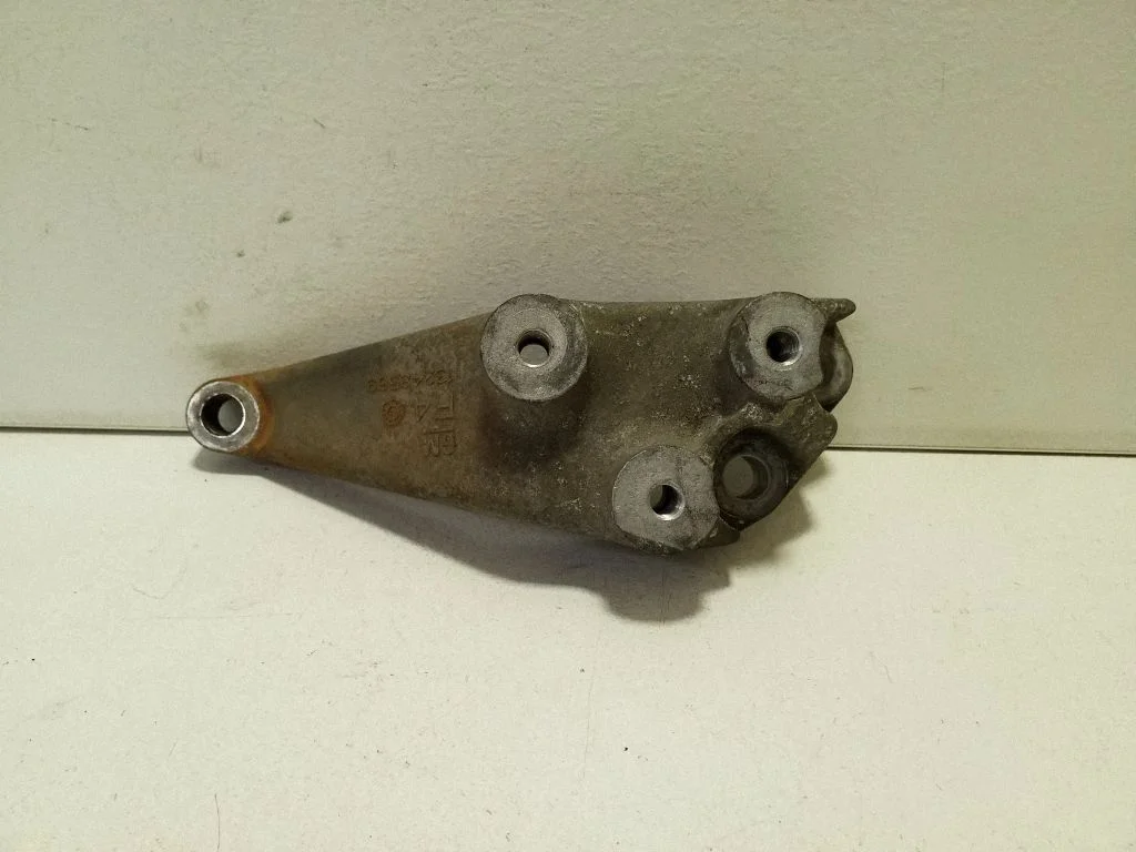 Gearbox mounting bracket 13248569