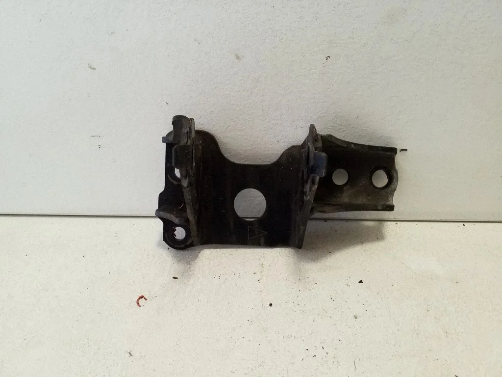 Gearbox mounting bracket