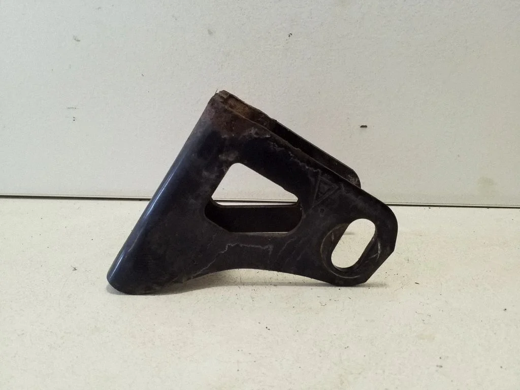 Gearbox mounting bracket