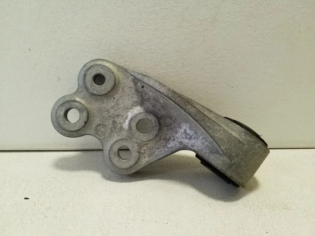 Gearbox mounting bracket