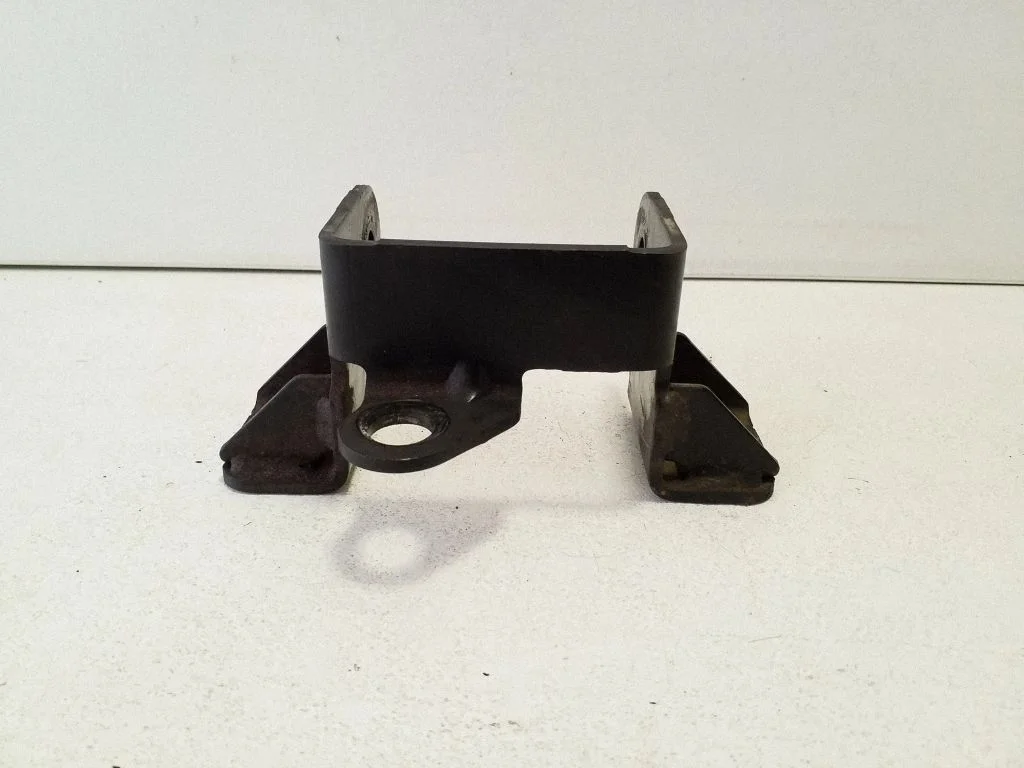 Gearbox mounting bracket