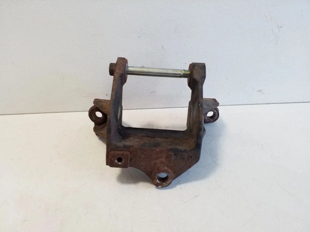 Gearbox mounting bracket