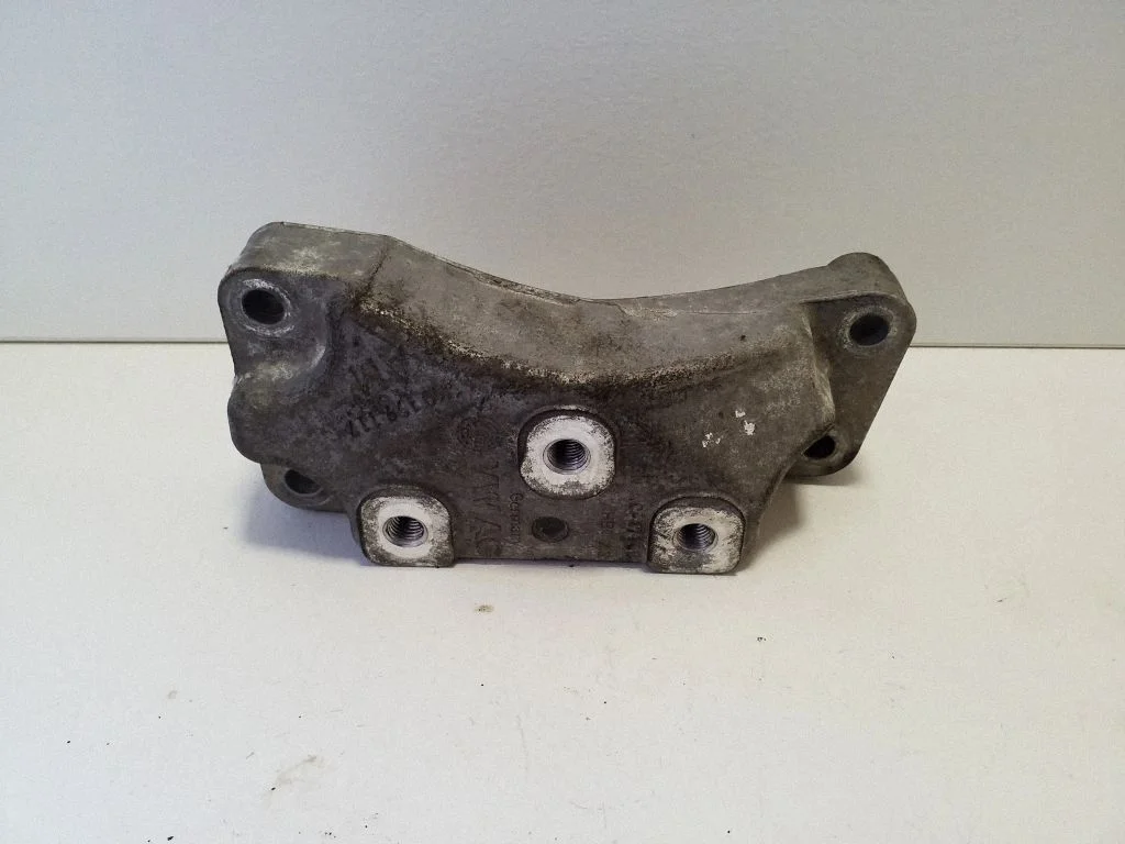 Gearbox mounting bracket – Volkswagen Eos (2006-2010)