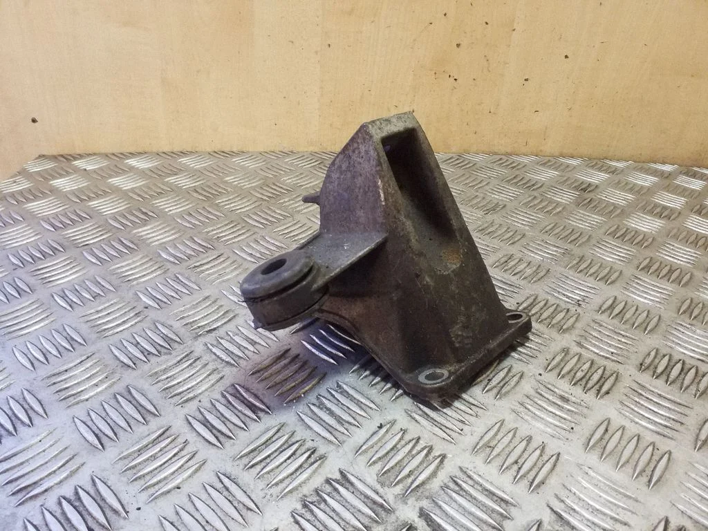 Käigukasti kinnitusklamber 4A0399114G