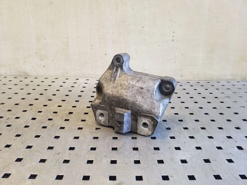 Gearbox mounting bracket – Volkswagen Golf Plus (2005-2013)