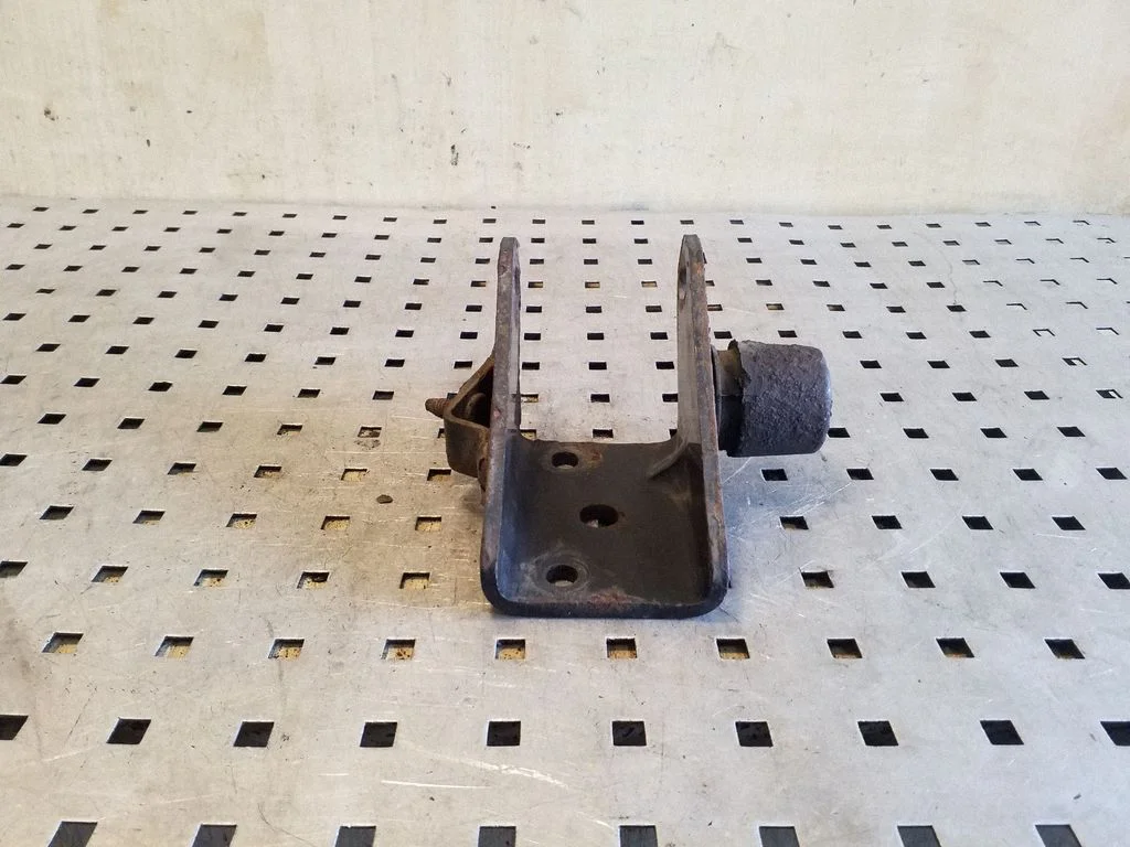Gearbox mounting bracket – Toyota Corolla Verso AR10 (2004-2009)