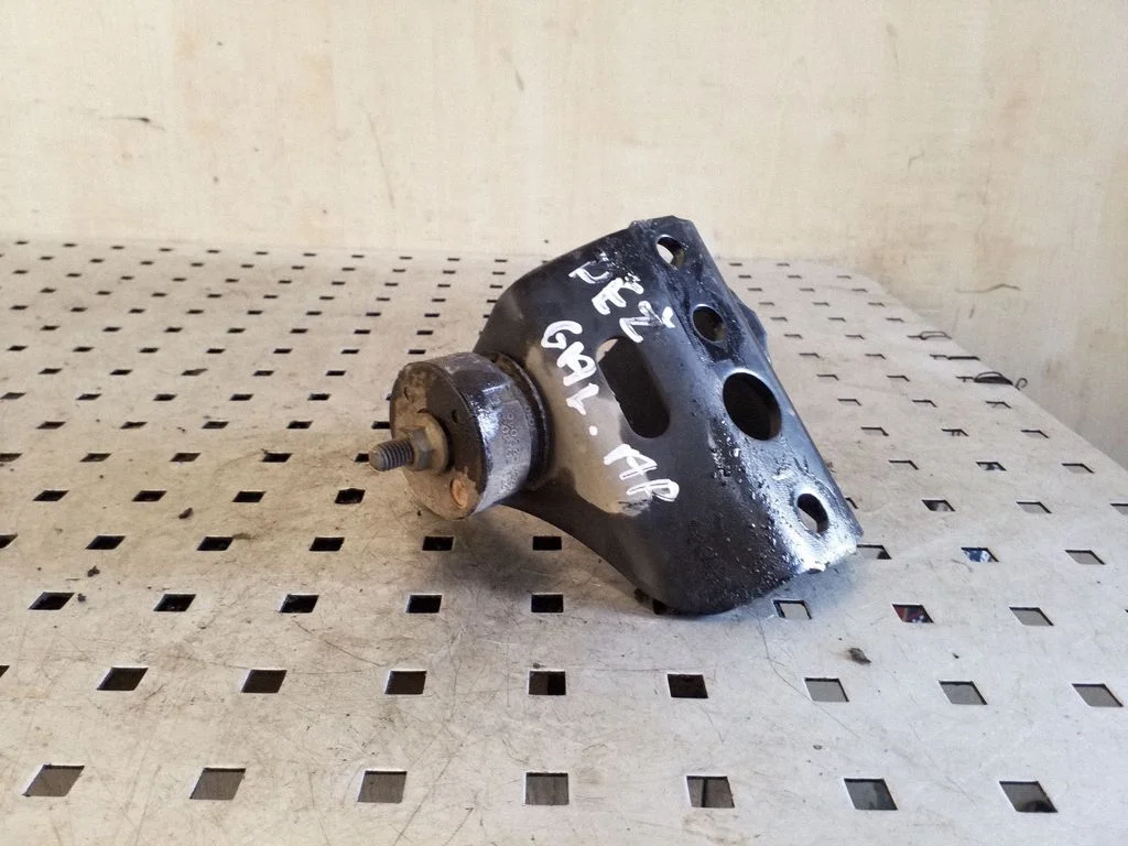 Gearbox mounting bracket