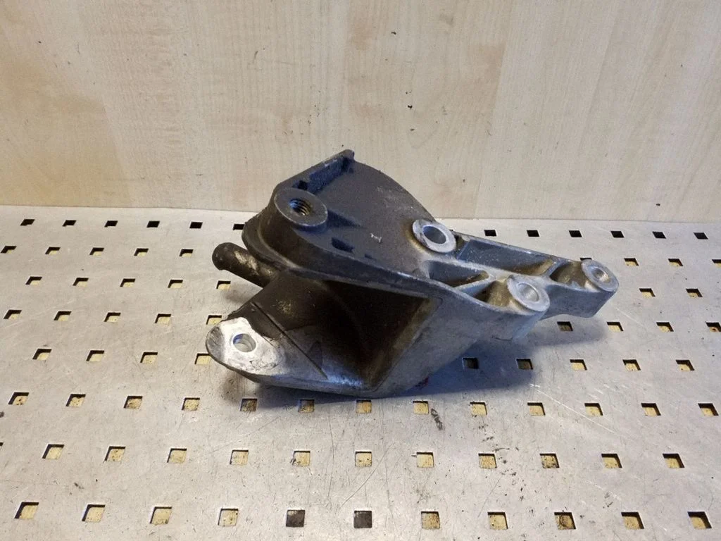 Gearbox mounting bracket 13248661