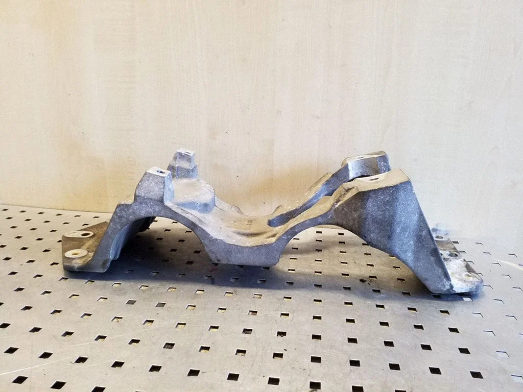 Gearbox mounting bracket – Volkswagen Phaeton (2002-2016)