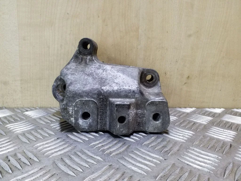 Gearbox mounting bracket – Volkswagen Touran I (2003-2010)