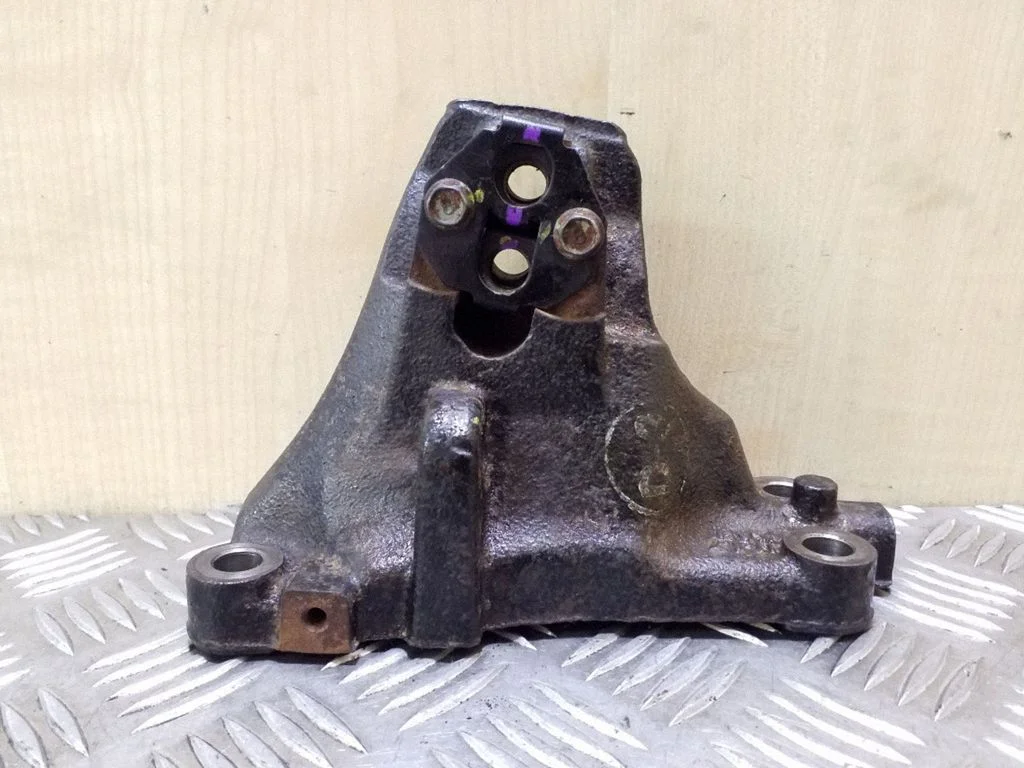 Gearbox mounting bracket