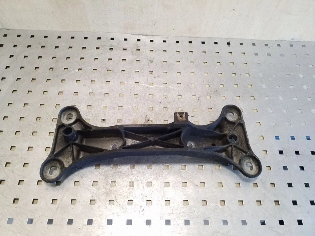 Gearbox mounting bracket 6778058
