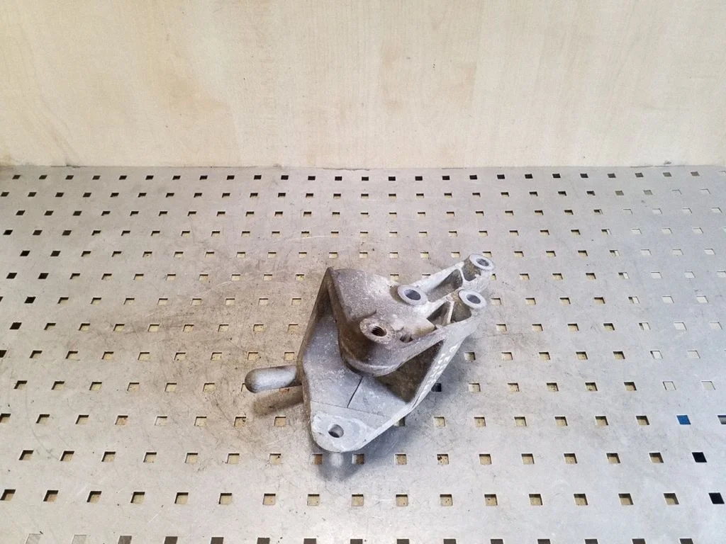 Gearbox mounting bracket 13248661