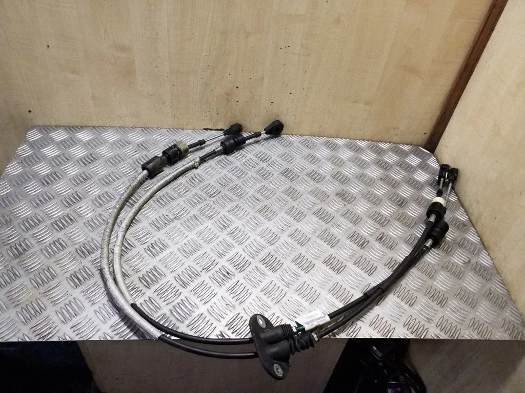 Gear shift cable linkage 7G9N7E395DD