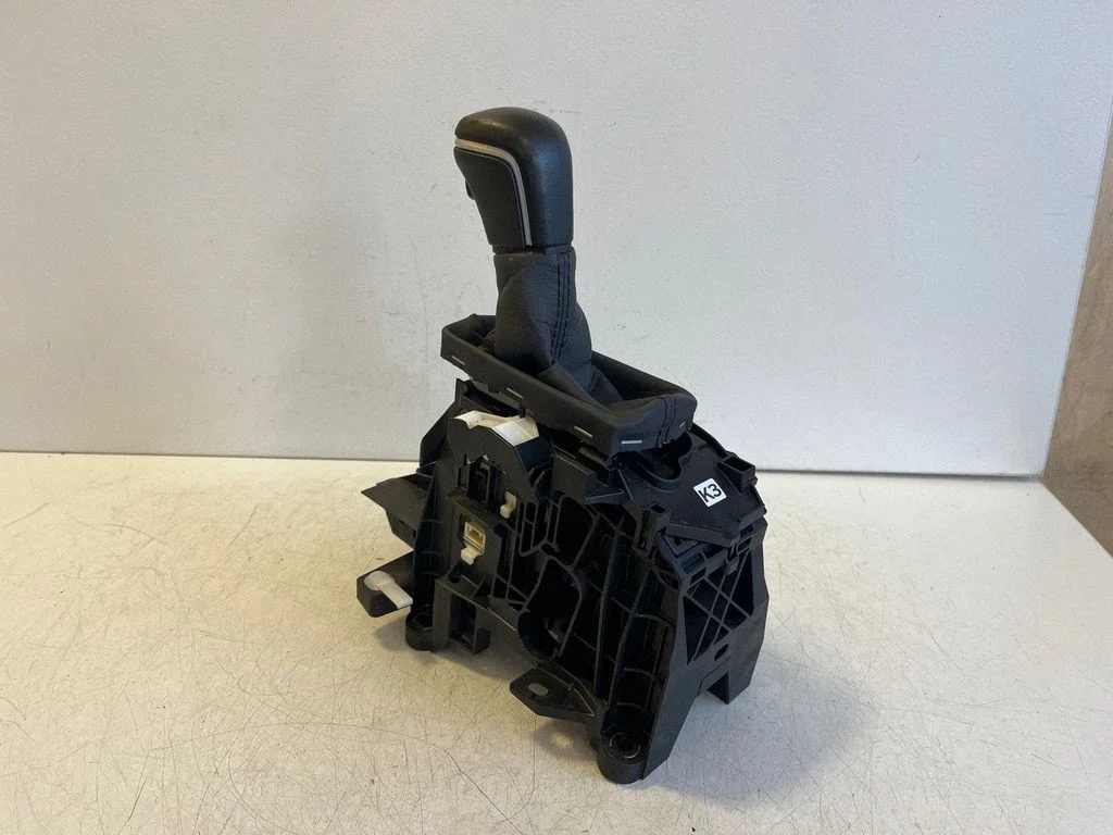 Gear selector mechanism 75G902RHD