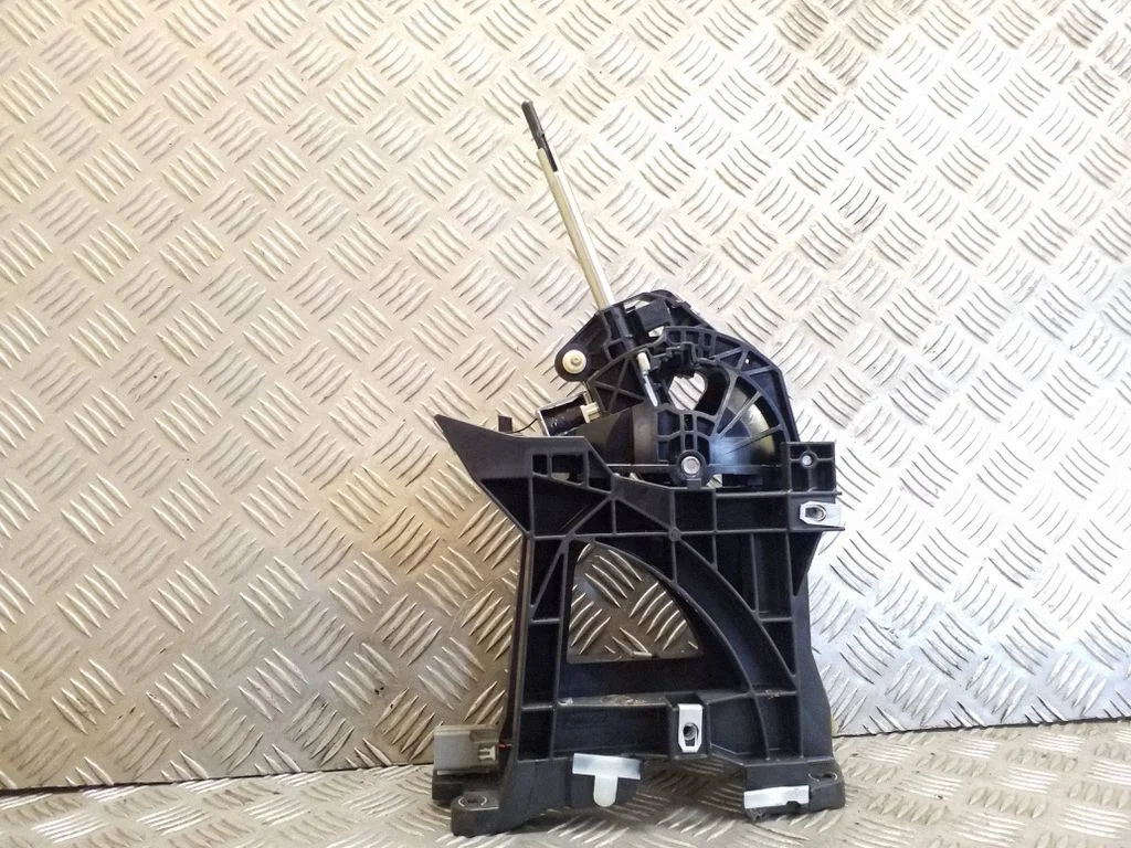 Gear selector mechanism E1GP7K004