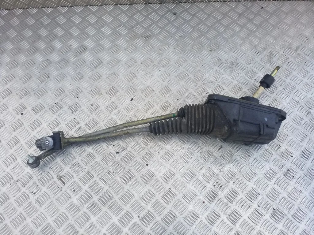 Gear selector mechanism 8D0711025