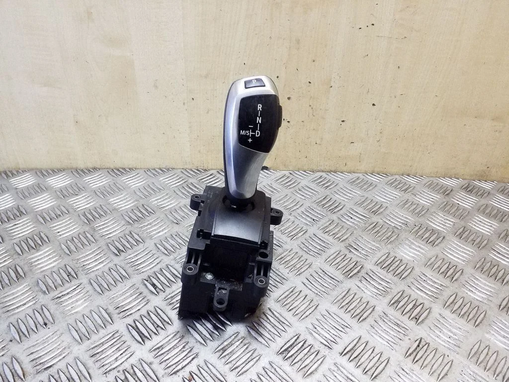 Gear selector mechanism 9239506