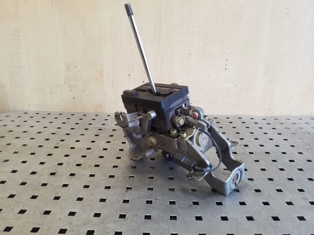 Gear selector mechanism 4A1713109A