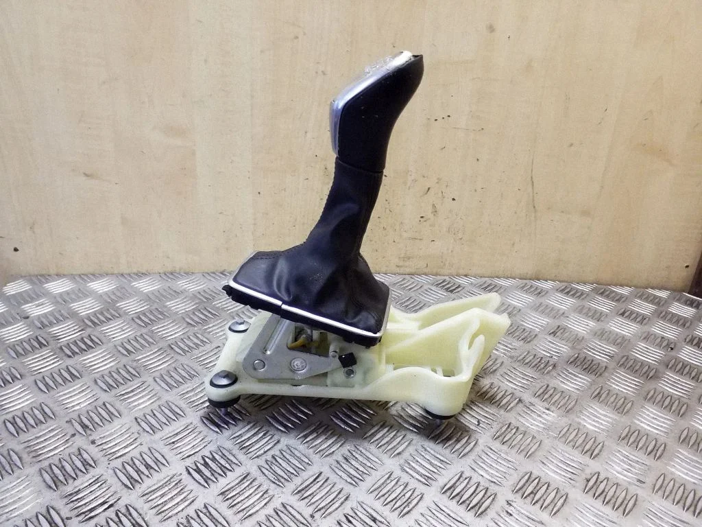 Gear selector mechanism 1000265734