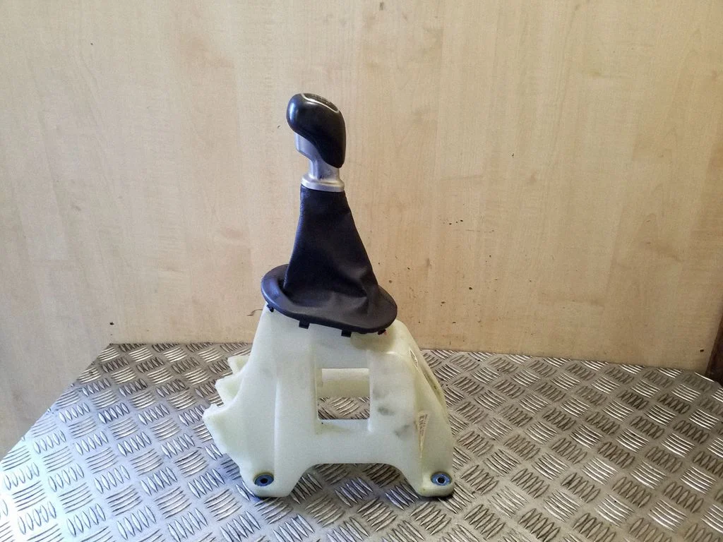 Gear selector mechanism 437003W400WK