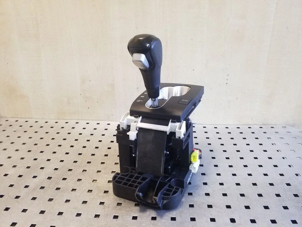 Gear selector mechanism S80295