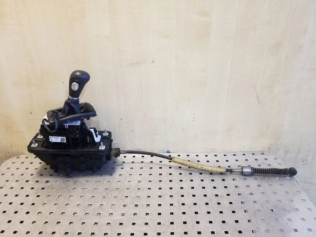 Gear selector mechanism 8R2713041E