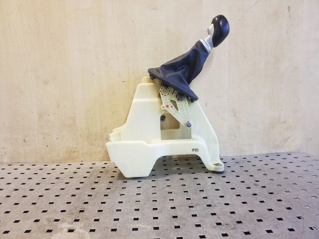Gear selector mechanism 437003U810