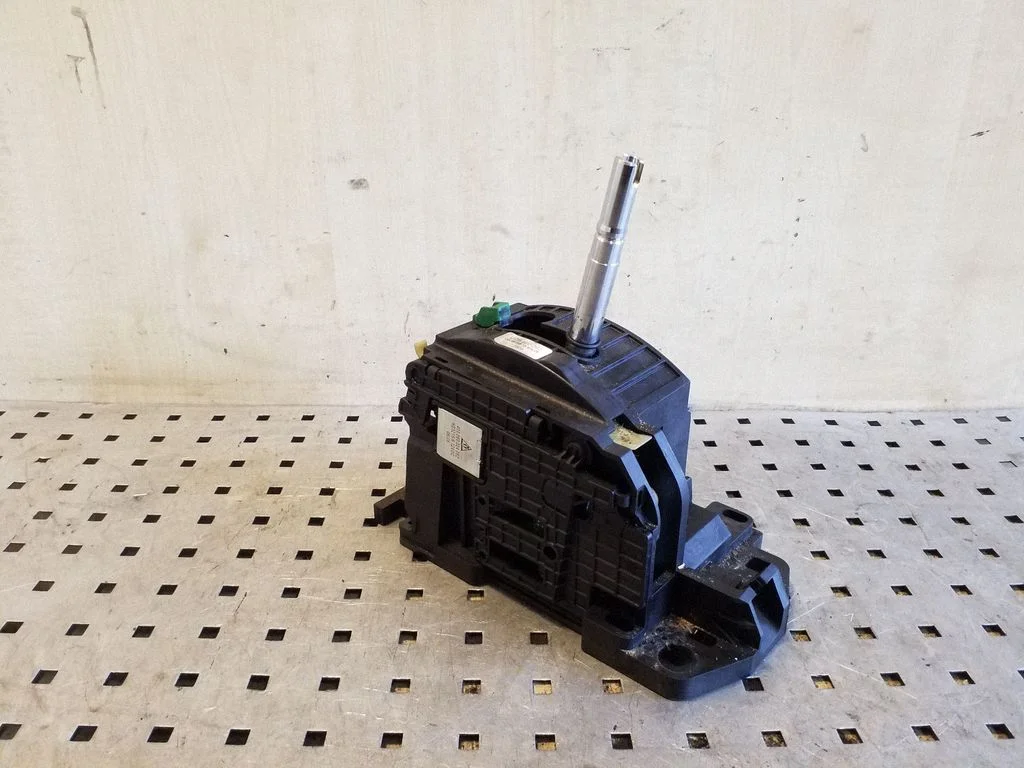 Gear selector mechanism UCB500092