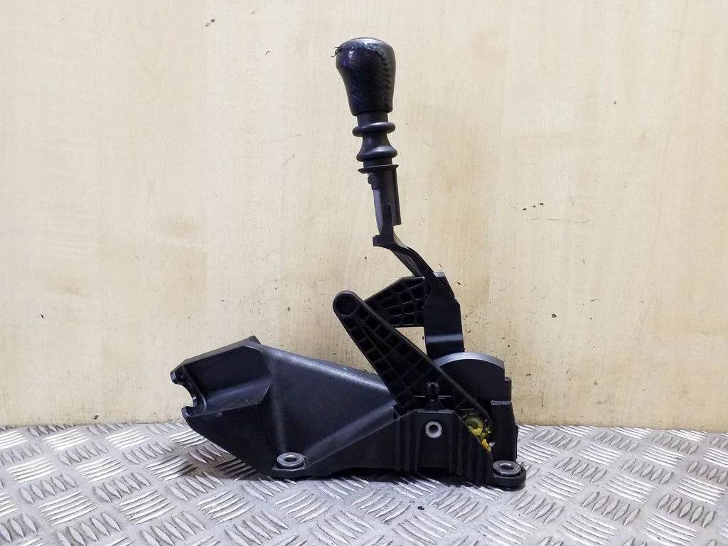 Gear selector mechanism