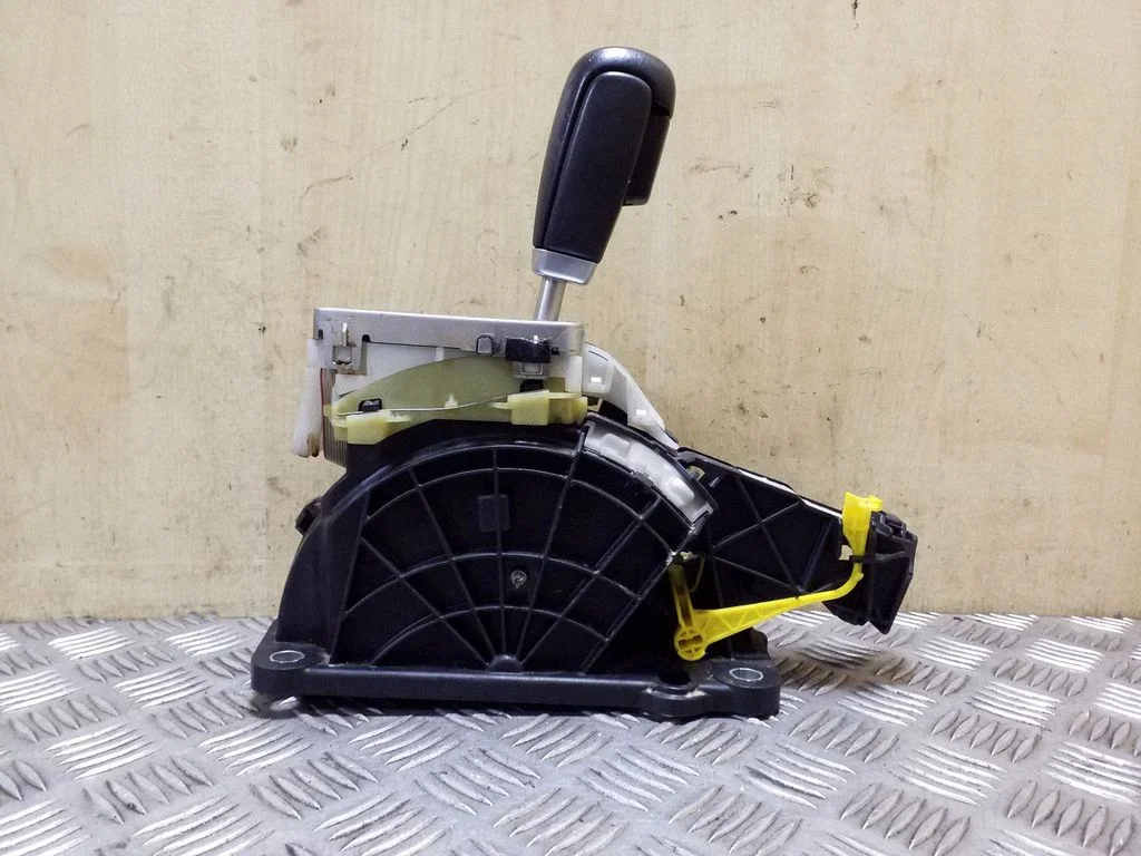 Gear selector mechanism 30759122