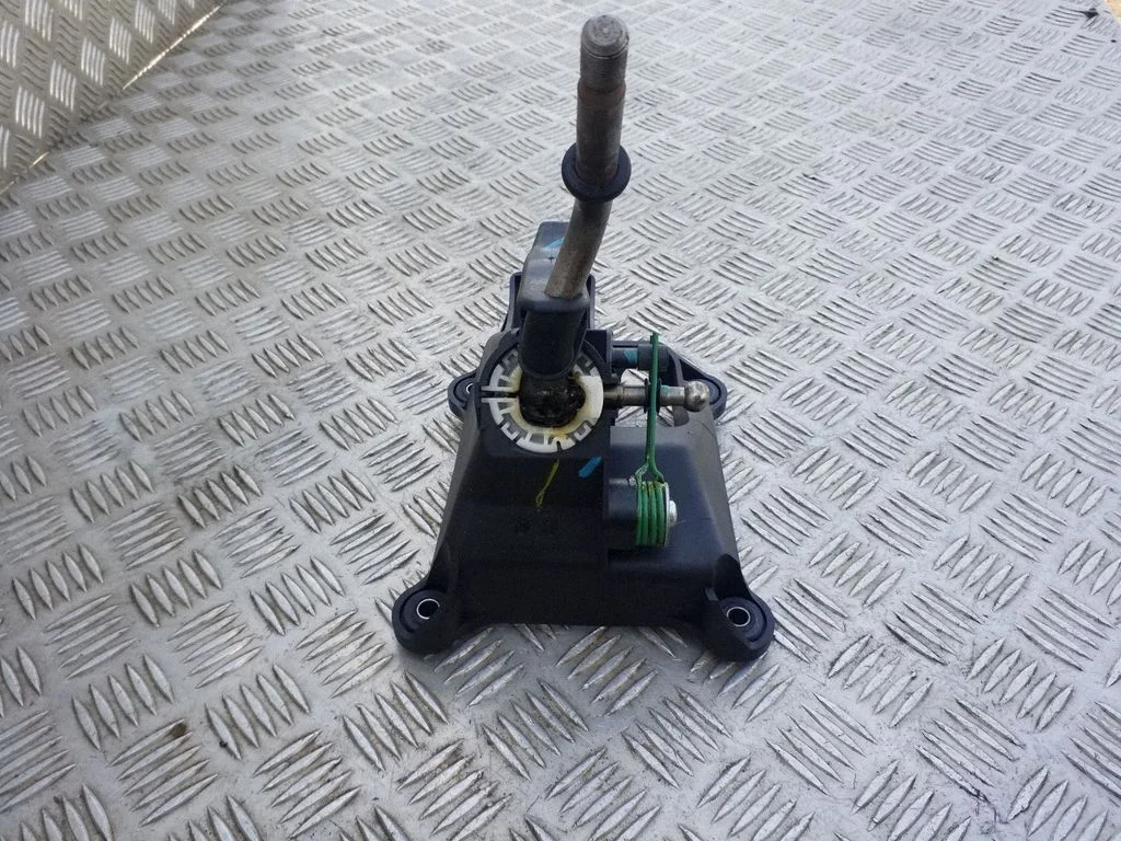 Gear selector mechanism 112101680