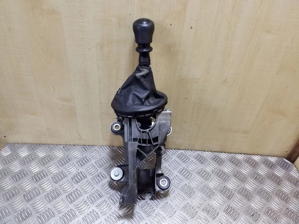Gear selector mechanism 7H0711061C