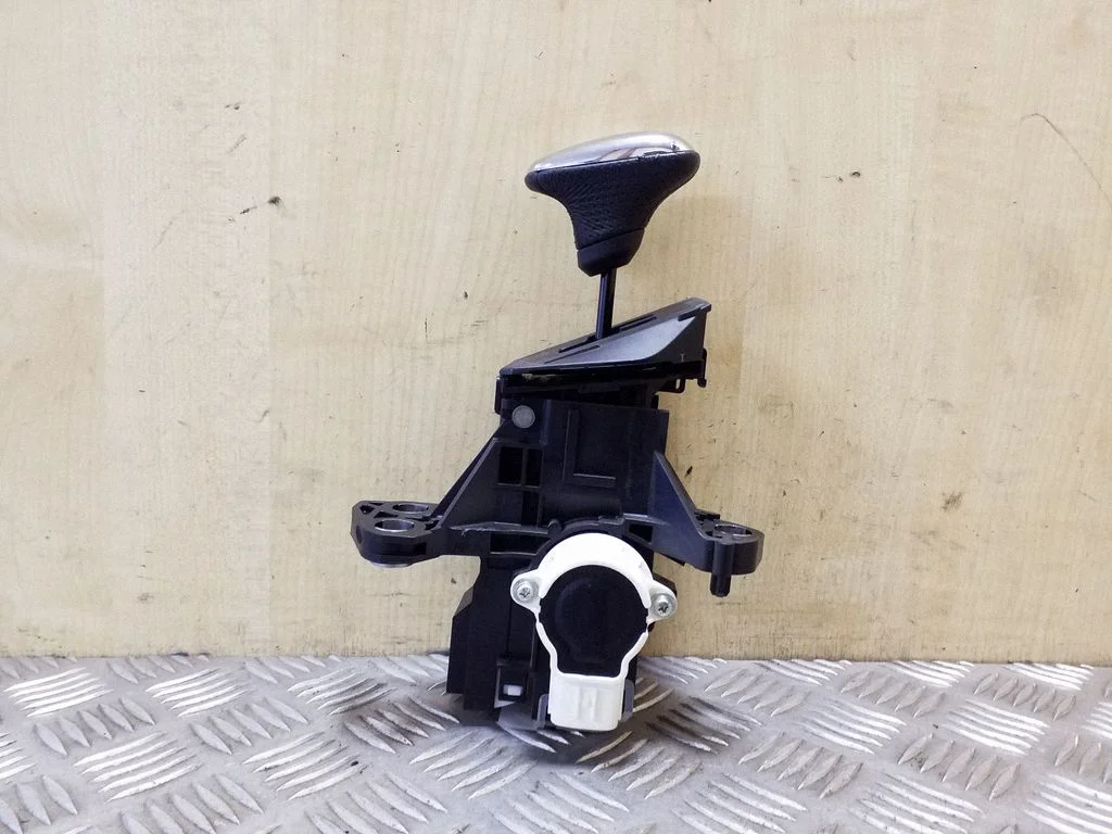 Gear selector mechanism